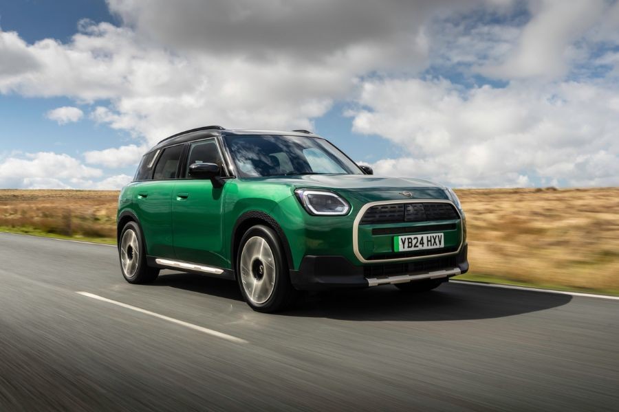 Une MINI Countryman roulant sur une route de campagne.